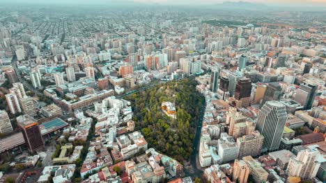 Hiperlapso-Aéreo-Del-Paisaje-Urbano-De-Santa-Lucía-Con-Densos-Edificios-Y-Bulliciosa-Vida-Urbana,-Luz-Del-Día