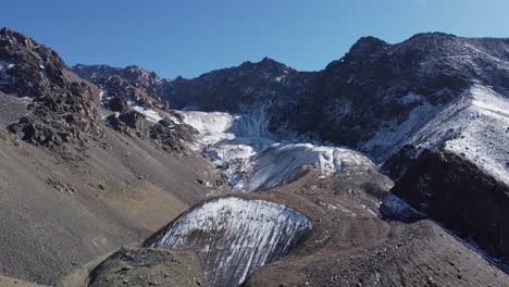 Morrena-Glacial-Forma-Colinas-De-Grava-En-Las-Montañas-De-Los-Andes-Argentinos,-Aérea