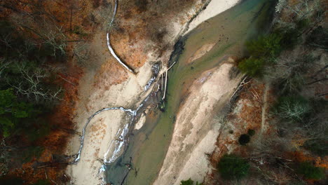 Vista-Aérea-En-Aumento-De-La-Sedimentación-De-Un-Río-Después-De-Condiciones-Climáticas-Severas