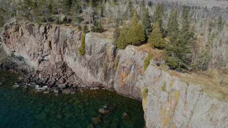 Beautiful-view-of-the-forest-changing-seasons-to-the-shores-of-Lake-Superior-North-Shore