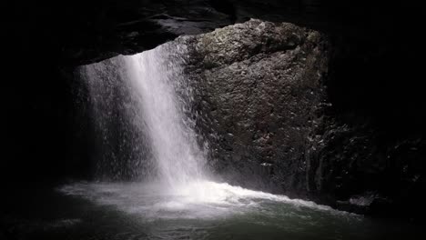 Vista-De-La-Cascada-Desde-El-Interior-De-La-Cueva-Del-Arco-Natural,-Puente-Natural,-Parque-Nacional-Springbrook