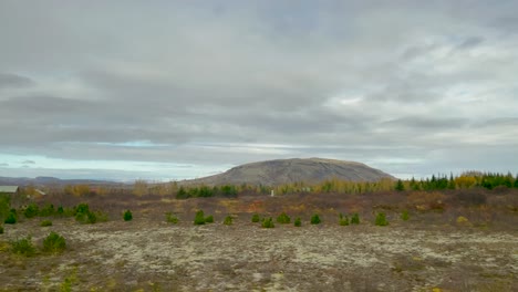 Paisaje-Otoñal-Con-Montaña-Y-Cielo-Nublado-En-Islandia,-Tomado-Desde-Un-Auto-En-Movimiento,-Luz-Del-Día