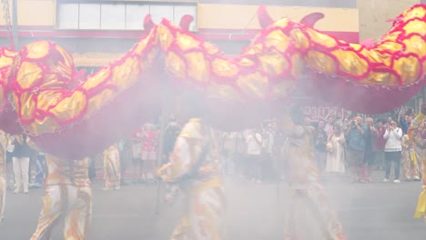 Menschen-Genießen-Traditionelle-Chinesische-Neujahrsfeiern-In-Chiang-Mai,-Thailand