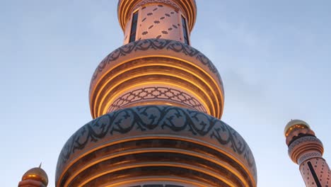 Mirando-Hacia-El-Intrincado-Minarete-De-La-Mezquita-Jame&#39;-Asr-Hassanil-Bolkiah-En-Bandar-Seri-Bagawan-En-Brunei-Darussalam-Al-Atardecer