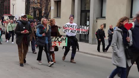 Demonstranten-Gegen-Covid-19-Vorschriften-Marschieren-Auf-Der-Straße-In-Stockholm