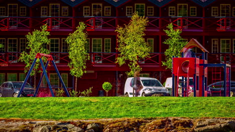 Un-Parque-Infantil-Frente-A-Casas-Típicas-Noruegas-En-Una-Toma-Secuencial
