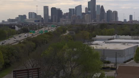 Aufsteigende-Drohnenaufnahme-Zeigt-Die-Innenstadt-Von-Houston-Vom-Stadtteil-East-Houston-Aus