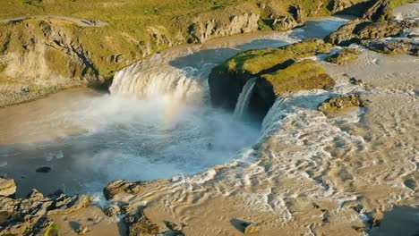 4K-Drohne,-Filmische-Luftaufnahmen-Von-Landschaftswasser-Und-Dramatisch-Fließendem-Wasser-In-Island