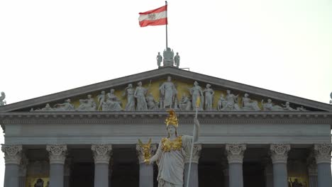 Die-österreichische-Flagge-Weht-Im-Wind-Auf-Dem-österreichischen-Parlament