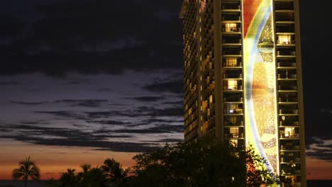 El-Hotel-Se-Ilumina-Después-De-La-Impresionante-Puesta-De-Sol-Hawaiana-Mientras-Los-Huéspedes-Se-Reúnen-En-Sus-Habitaciones.