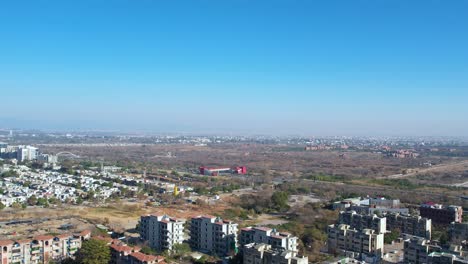 Vista-Aérea-De-La-Autopista-Islamabad-Srinagar-Con-Una-Estación-De-Metro-Visible