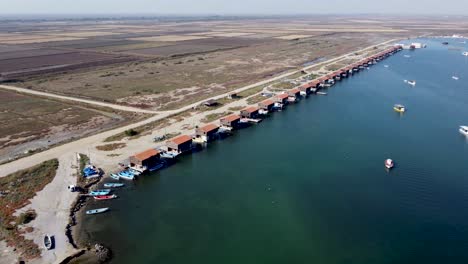 Toma-Aérea-Del-Parque-Nacional-Del-Río-Delta-Axiou,-Natura-2000,-Casas-De-Productores-De-Mejillones