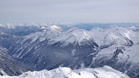 Paisaje-Con-Antena-De-Cordillera-Cubierta-De-Nieve.