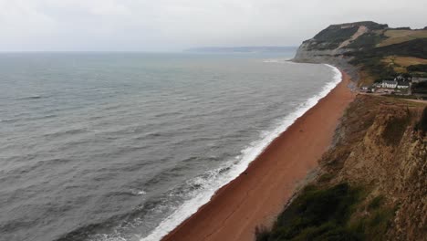 Luftaufnahme-Eines-Nach-Vorne-Absteigenden-Flugs-In-Der-Nähe-Der-Klippenkante-Bei-Seatown,-Dorset,-England