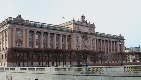 Edificio-Del-Parlamento-Con-Bandera-Sueca-En-Estocolmo,-Amplia-Vista-Estática