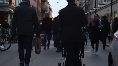 Dark-slomo-of-friends-meeting-on-busy-pedestrian-street-in-Stockholm