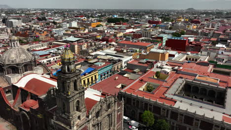 Señor-de-la-Expiración-Chapel-Santo-Domingo-and-colorful-buildings-in-the-Centro-Historico,-Mexico-city