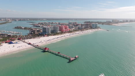 Luftaufnahme-Von-Clearwater-Beach-Mit-Eigentumswohnungen-Und-Blick-Auf-Das-Farbenfrohe,-Blaugrüne-Wasser-Der-Intracoastal-Waterway