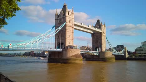 Hyperlapse-Bewegt-Sich-In-Richtung-Tower-Bridge-Entlang-Der-Themse