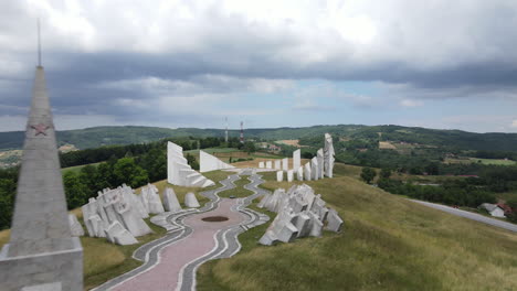 Monumento-Kadinjaca-A-La-Segunda-Guerra-Mundial,-Uzice,-Serbia