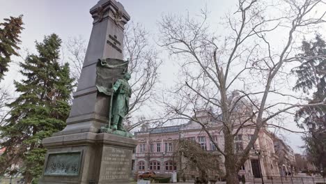 Denkmal-Der-Statue-Von-Prinz-Alexander-Battenberg-Im-öffentlichen-Park-Der-Bulgarischen-Stadt