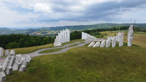 Kadinjaca,-Uzice,-Serbia,-Vista-Aérea-De-Drones,-Complejo-Conmemorativo,-Monumento-A-La-Batalla-De-La-Segunda-Guerra-Mundial-Entre-El-Batallón-De-Trabajadores-Y-El-Ejército-Nazi-De-Alemania-En-La-Yugoslavia-Ocupada