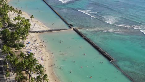 Waikiki-Beach-In-Honolulu,-Oahu,-Hawaii