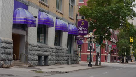 Una-Serie-De-Cubiertas-De-Lluvia-De-Color-Púrpura-En-El-Histórico-Edificio-Reiss-Fashions-En-El-Centro-De-Exchange-Winnipeg,-Manitoba