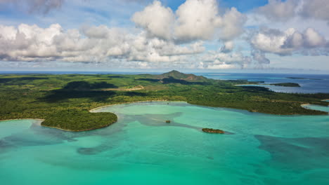 Luftbild-Hyperlapse-Mit-Flug-Zur-Paradiesischen-Pinieninsel-Und-Den-Unberührten-Gewässern-Neukaledoniens