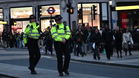 Señoras-Policías-Caminando-Dentro-De-Oxford-Circus-Un-Domingo-Durante-La-Guerra-Palestina-Y-Judía