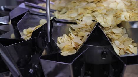 Los-Chips-POV-Están-Saliendo-De-Producción-Y-Van-A-La-Línea-De-Envasado.