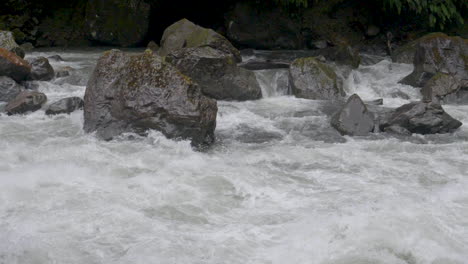 Imágenes-En-Cámara-Lenta-De-Rápidos-De-Ríos-Después-De-Una-Tormenta---Milford-Sound,-Nueva-Zelanda