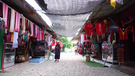 Timoresische-Frau-Schlendert-Durch-Die-Stände-Auf-Dem-Tourismusmarkt-Tais-Mit-Souvenirs-In-Der-Hauptstadt-Von-Osttimor,-Südostasien