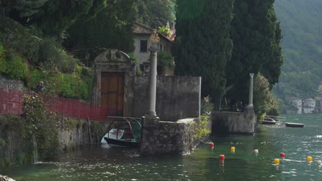 Privatboot-Liegt-In-Der-Nähe-Der-Küste-Der-Stadt-Varenna-Am-Comer-See