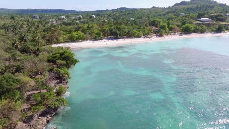 Menschen-Am-Strand-Playa-La-Playita-In-Las-Galeras-Auf-Der-Halbinsel-Samana,-Dominikanische-Republik