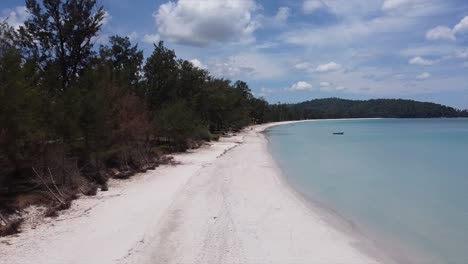 Pristine-beach-of-Tanjung-Simpang-Mengayau-Kudat-or-the-Tip-Of-Borneo