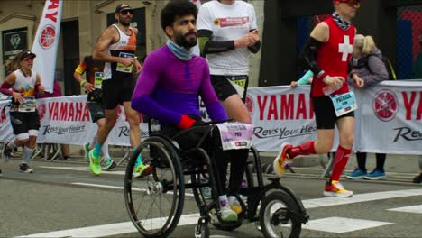 Rollstuhlläufer-Barcelona-Marathon-2024-Applaus-Überwindung-Von-Herausforderungen-In-Zeitlupe