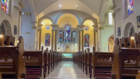 Una-Toma-Estática-De-4k-Del-Hermoso-Interior-De-La-Iglesia-De-Santa-Teresa-En-Clarendon,-Dublín,-Irlanda