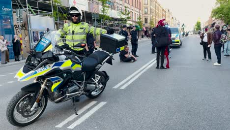 Vista-Cercana-De-Un-Oficial-De-Policía-En-Motocicleta-En-Una-Manifestación-En-Suecia