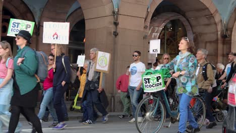 Demonstranten-Marschieren-Mit-Hunden-Und-Fahrrädern-Bei-Klimakundgebung-In-Stockholm