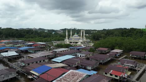 Luftaufnahme-Einer-Drohne-Von-Den-Schwimmenden-Dörfern-Von-Kampong-Ayer-In-Bandar-Seri-Bagawan-In-Brunei-Darussalam-In-Richtung-Einer-Moschee