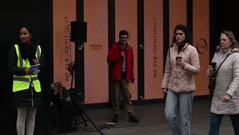 Hablando-Acerca-De-Dios-A-Todos-En-Oxford-Street,-Londres,-Reino-Unido.