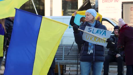 Mujer-Con-Bandera-Ucraniana-Y-Cartel-De-Protesta-Contra-La-Guerra-Rusa.