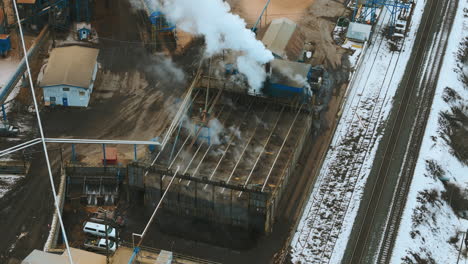 El-Calor-De-La-Industria-En-Un-Frío-Día-De-Invierno.