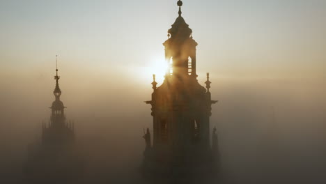 Castillo-De-Wawel-Durante-El-Amanecer-Brumoso,-Cracovia,-Polonia