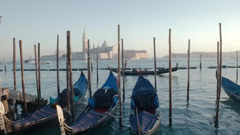 Morgenlicht-Auf-San-Giorgio-Maggiore-Und-Gondeln