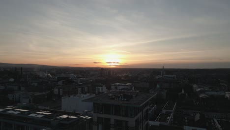 Atemberaubender-Sonnenuntergang-In-Irlands-Hauptstadt-–-4K-Kinoaufnahmen-–-Dublin