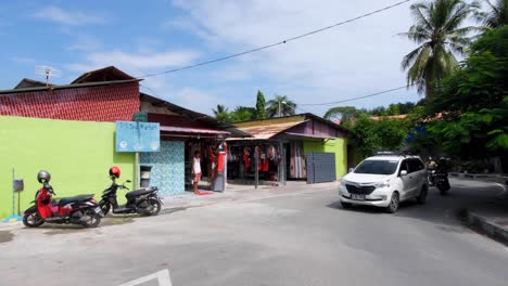 Vista-Del-Mercado-Turístico-De-Tais-Y-El-Tráfico-Que-Pasa-Con-Regalos-Y-Recuerdos-Para-Los-Visitantes-En-La-Ciudad-Capital-De-Timor-Oriental,-Sudeste-De-Asia