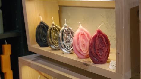 Velas-Artesanales-En-Forma-De-Vulva-De-Venecia-Con-Un-Estilo-Auténtico,-Tienda-La-Candela