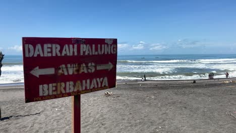 Tablero-De-Advertencia-En-La-Zona-De-La-Vaguada-Costera-En-La-Costa-Sur-De-Yogyakarta.